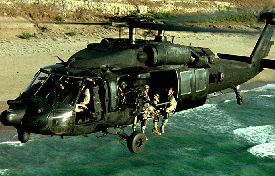 Soldados a bordo de um helicóptero em direção ao mercado de Mogadíscio no filme "Falcão Negro em Perigo", em busca do líder da resistência somali.